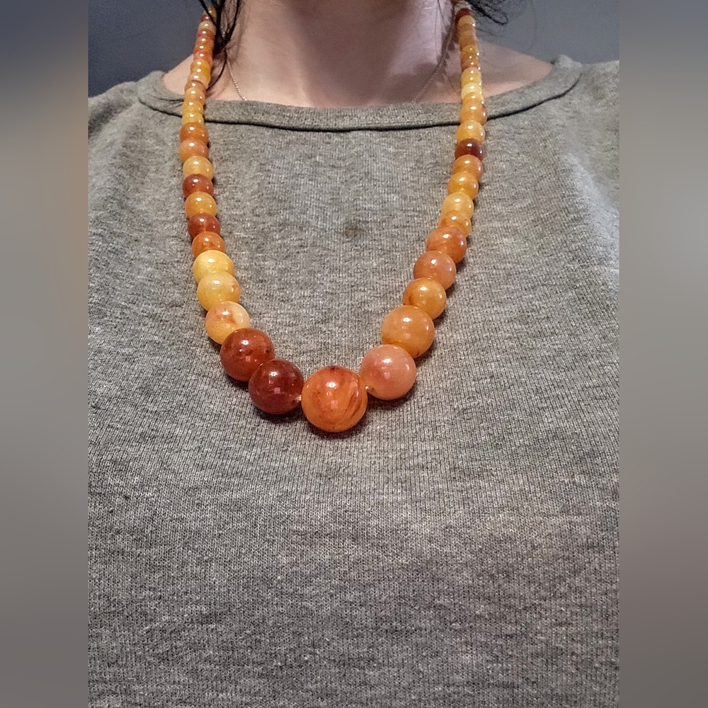 Chic Gradient Beaded Necklace - image 2